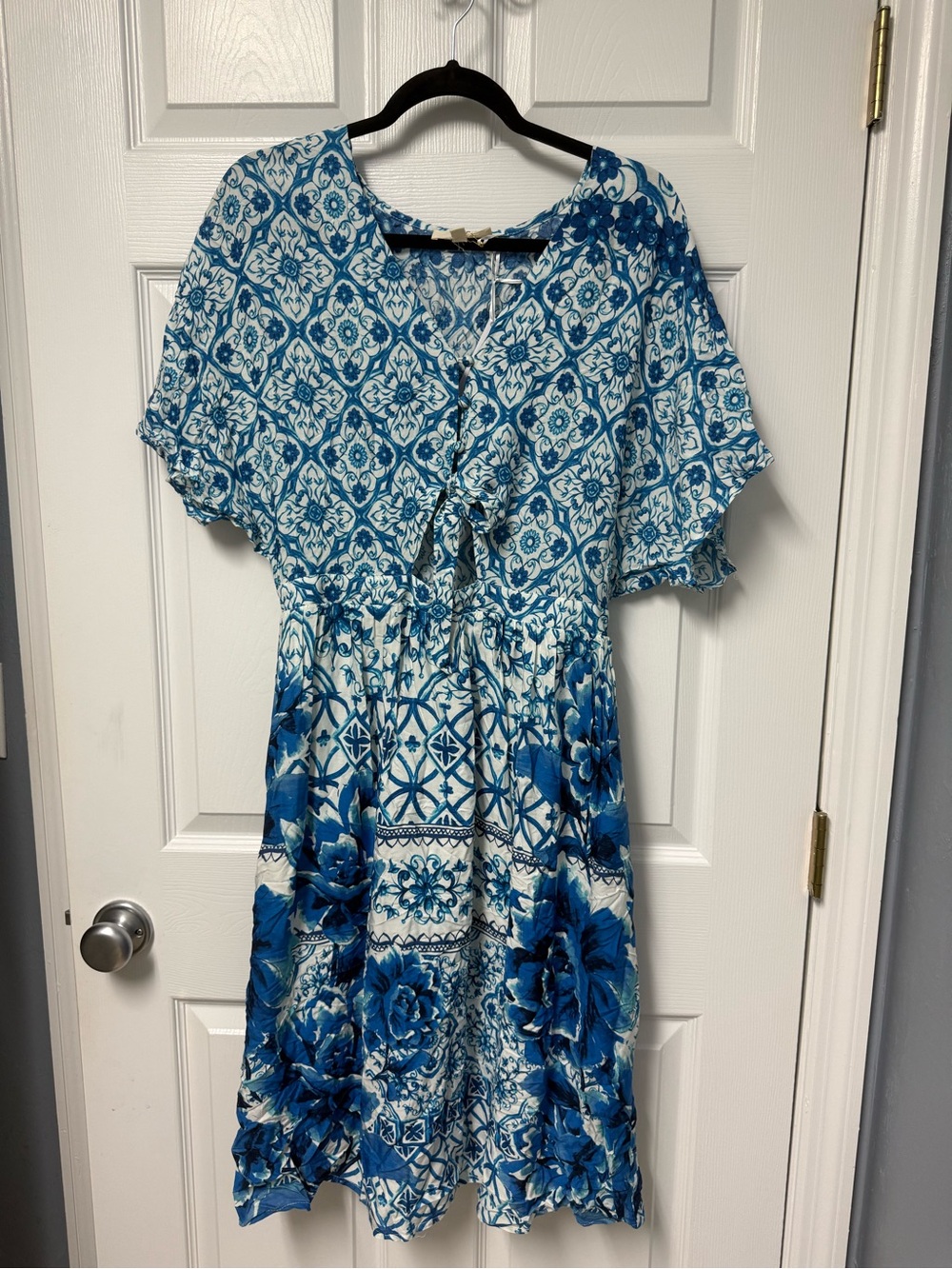 entro Blue and White Floral Tile Print Dress